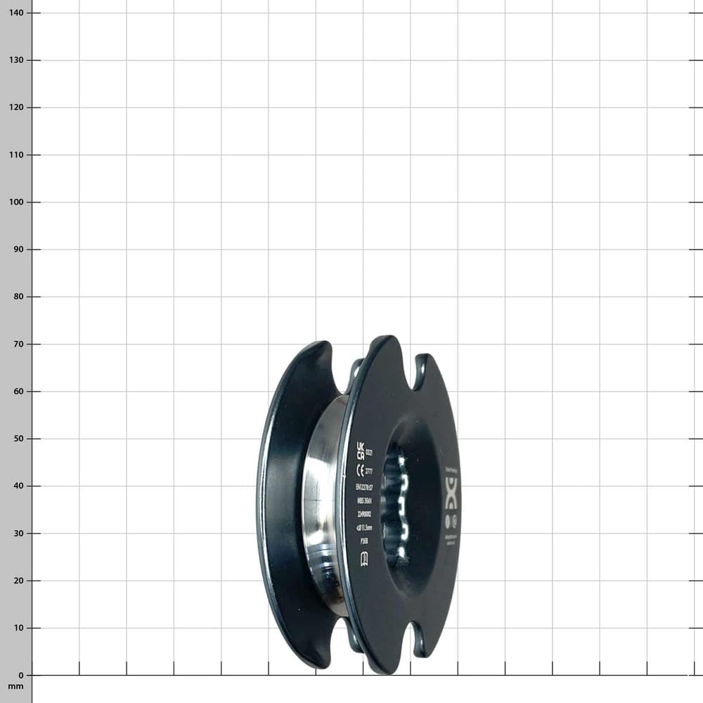 PulleyOne Pro schwarze Seilscheibe mit Aufdruck und mittiger Aussparung, Seitenansicht vor weißem Hintergrund mit Raster