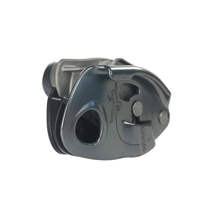 Grigri Klettergerät von Petzl in dunklem Metall mit Gravur eines Kletterers, seitliche Ansicht