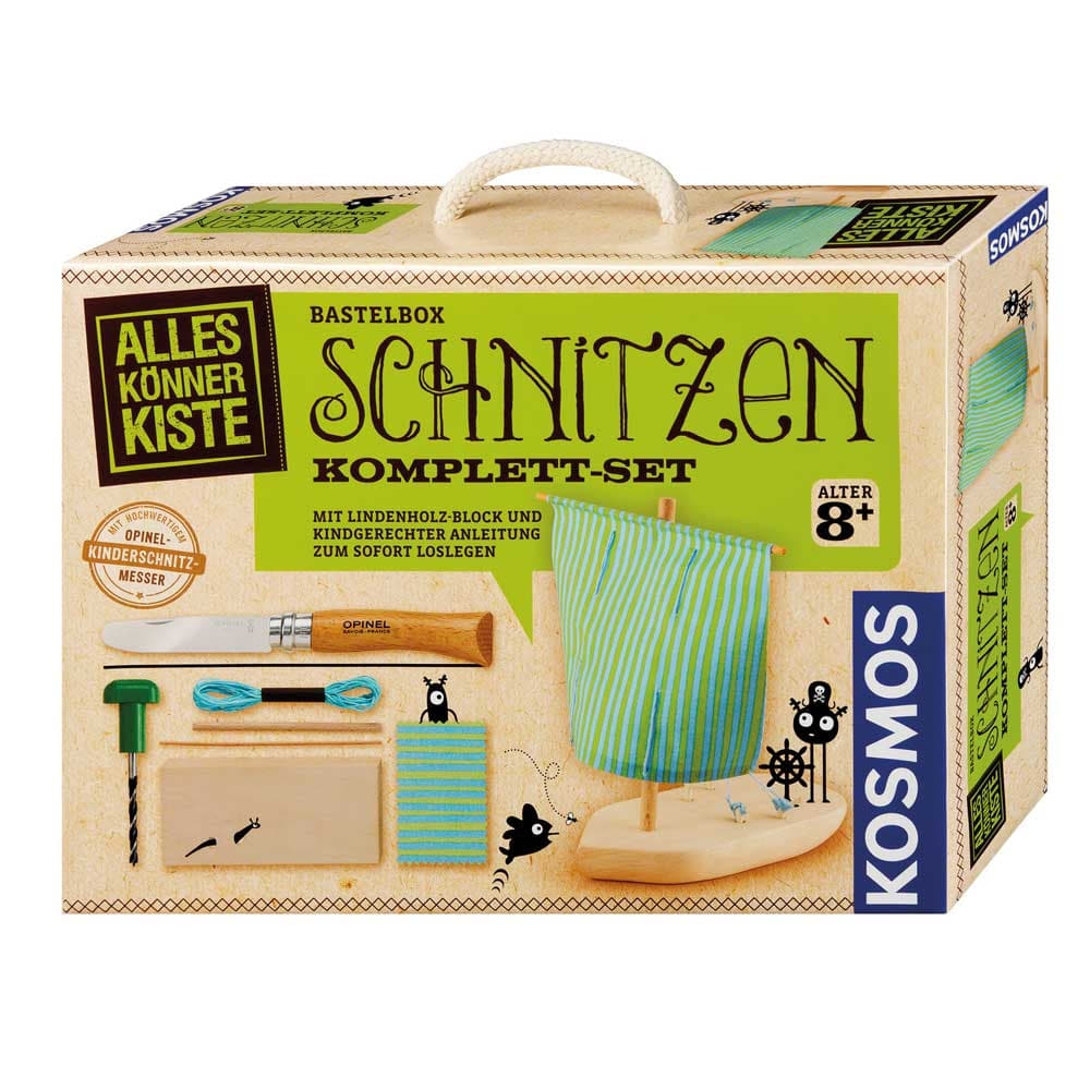 Kosmos Schnitz Set Bastelbox mit grünem Label, Holzboot mit blau-grün gestreiftem Segel, Opinel Kinderschnitzmesser, Bohrer und weiteren Bastelmaterialien auf Verpackung abgebildet