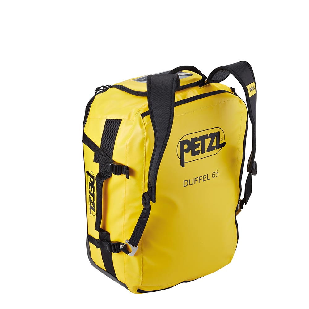Gelbe PETZL Duffel 65 Tasche mit schwarzen Trägern und PETZL-Logo auf der Vorderseite