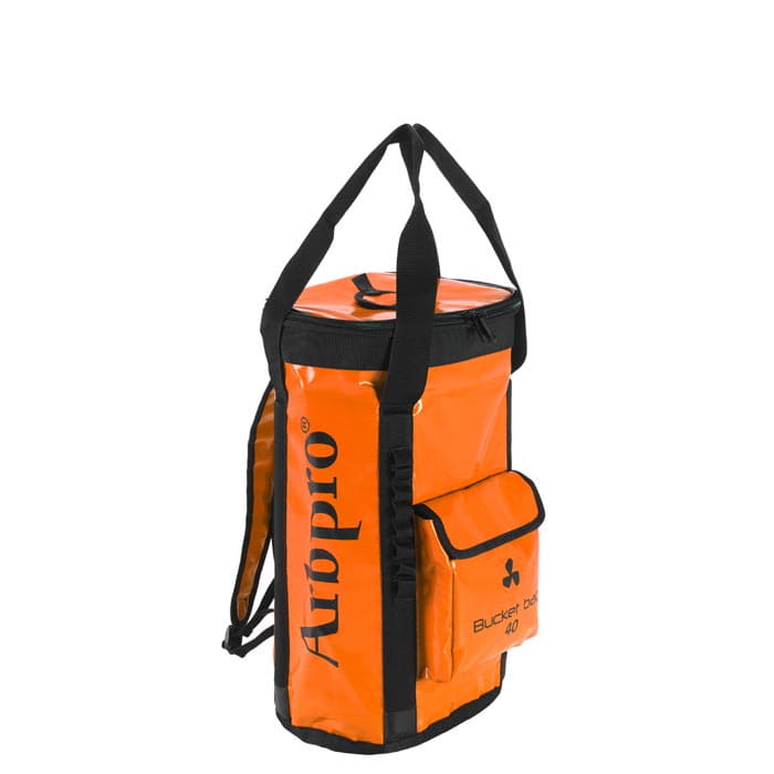 Oranger Bucket Backpack 40 von Airpro mit schwarzem Reißverschluss, Tragegriffen und Fronttasche mit Klappe