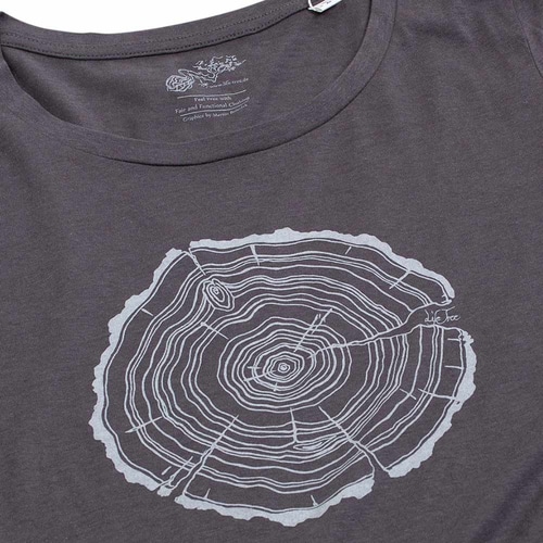 Nahaufnahme eines grauen Treeslice Women T-Shirts mit weißem Baumstammschnitt-Design auf der Vorderseite und sichtbarem Rundhalsausschnitt