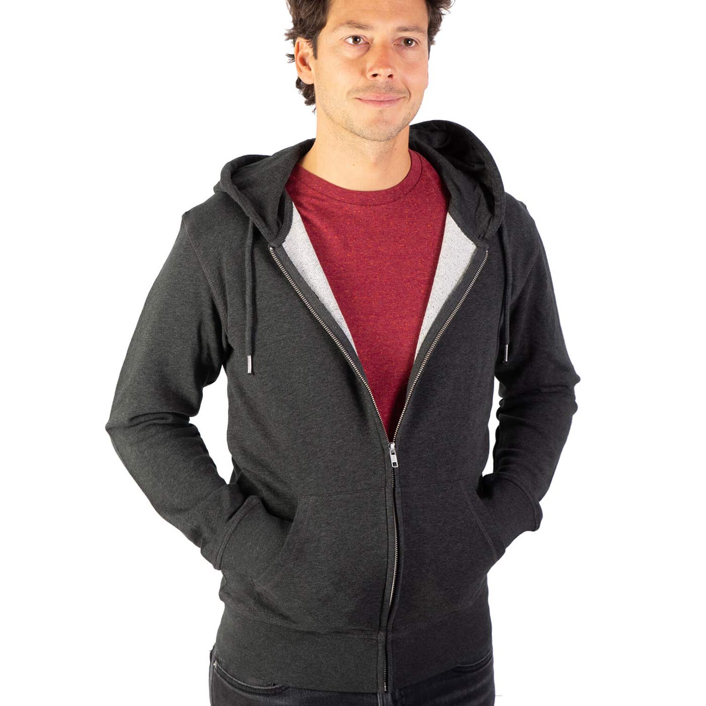 Dunkelgrauer Birch Tree Zipp Hoodie von vorne mit geöffnetem Reißverschluss, Kapuze und zwei Taschen, getragen von einem Mann mit rotem T-Shirt darunter