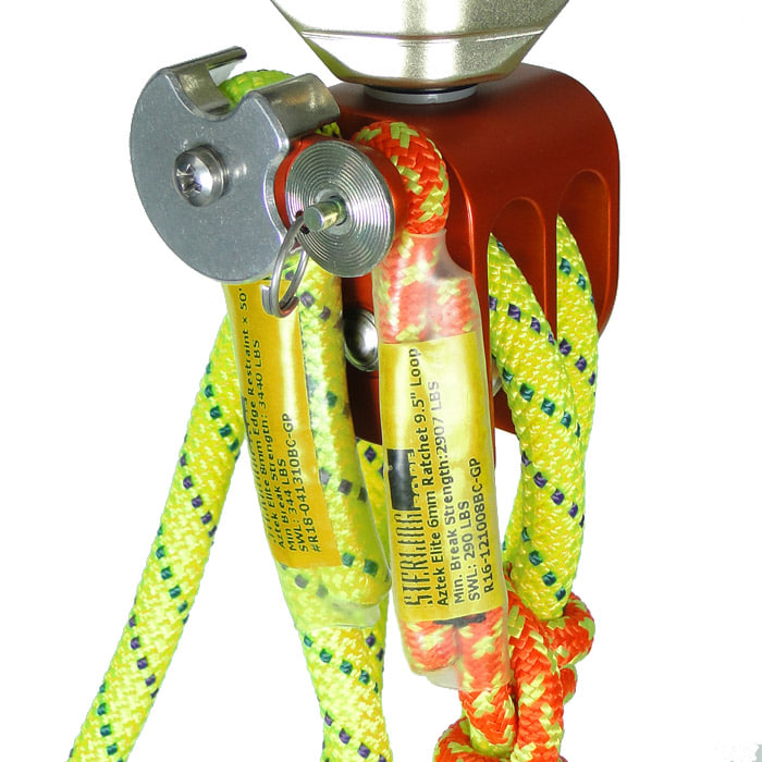 Nahaufnahme des Aztek Sicherungsseils von Petzl mit gelben und orangen Seilsträngen, rotem Metallblock und Metallverschlussmechanismus