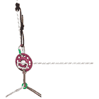 Rigging Hub 175, violette runde Scheibe mit mehreren Löchern, an der mehrere Seile und Karabiner befestigt sind, auf weißem Hintergrund