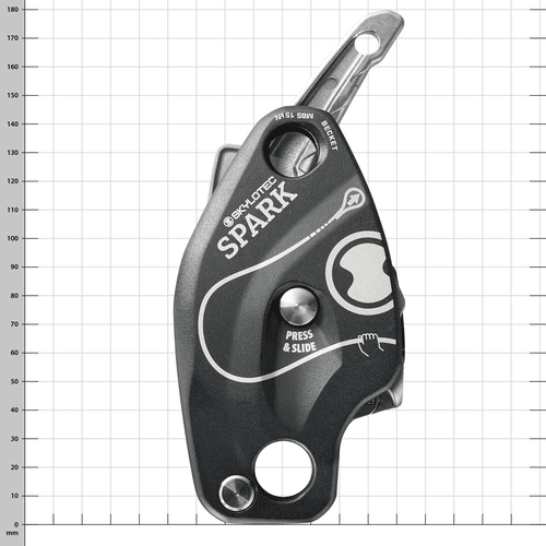 Schwarzes Gerät mit silbernem Hebel und Aufdruck "Skylotec Spark" mit weißen Linien und Symbolen, Knopf mit der Aufschrift "Press & Slide"