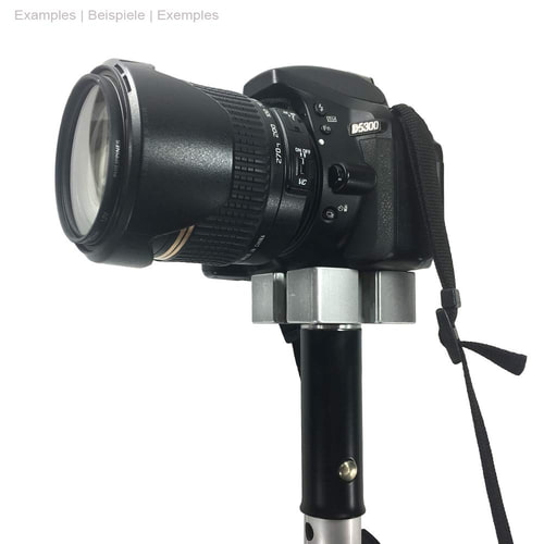 Digitalkamera mit Objektiv, montiert auf einem Stativ mit ArboRapid MediaAdapter Starr in schwarz und silber, Kamera hat einen schwarzen Tragegurt