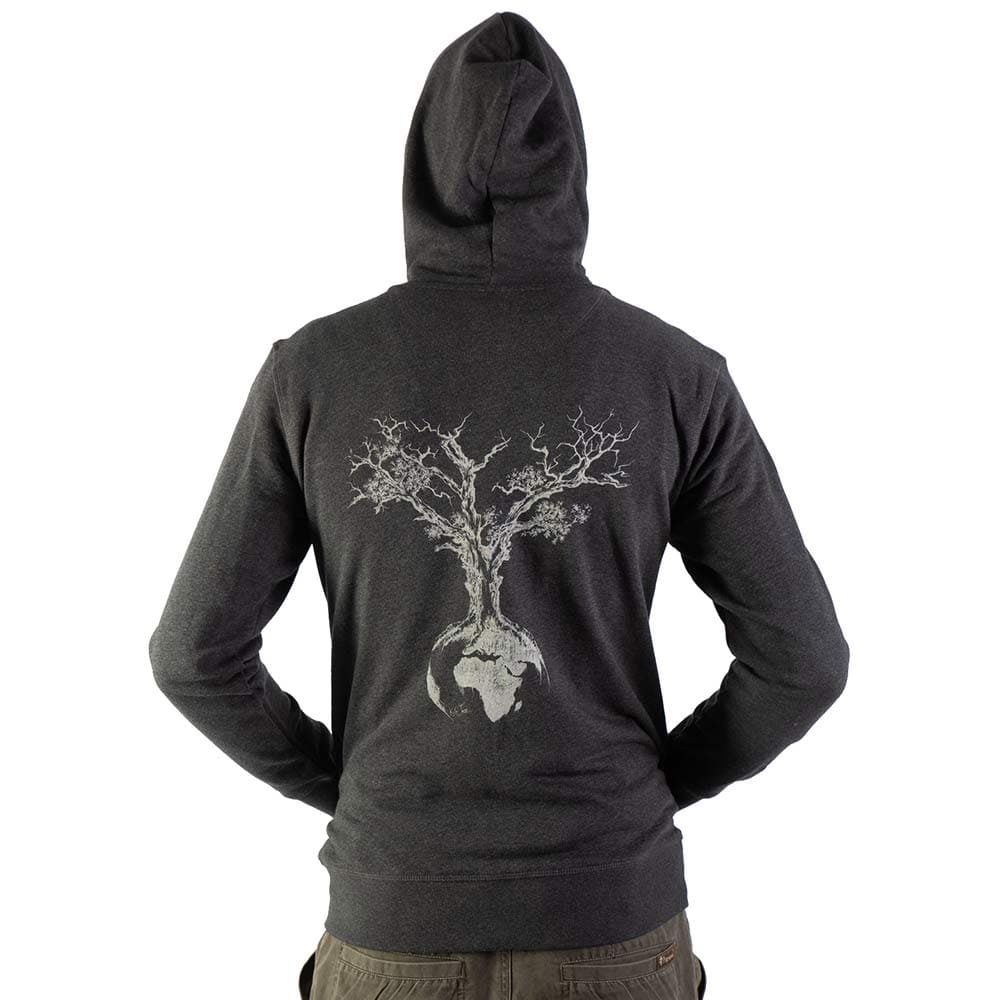 Weltenbaum Hoodie, Rückansicht eines Mannes, dunkelgrauer Kapuzenpullover mit Kapuze und großem weißen Baum- und Erddruck auf dem Rücken
