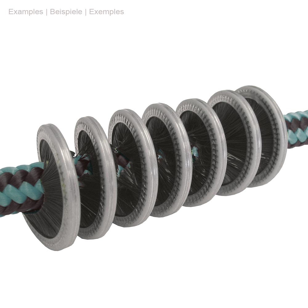 Rope Brush, graue runde Bürsten mit schwarzen Borsten, die um ein blau-schwarzes geflochtenes Seil angeordnet sind