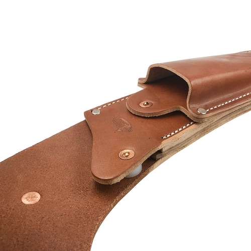 Nahaufnahme des Lederholsters KR/S mit sichtbarer Lasche und Druckknopf, braunes Leder mit weißen Nähten und Metallnieten