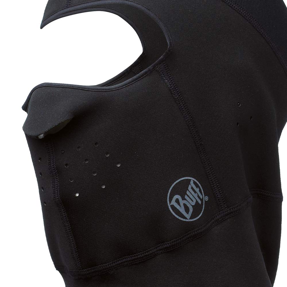 Nahaufnahme der Balaclava Cross Tech von Buff, schwarze Maske mit kleinen Belüftungslöchern und sichtbarem Logo