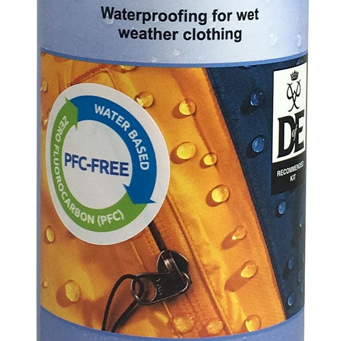 Nahaufnahme des Nikwax TX-Direct Wash-In Etiketts mit PFC-freiem Hinweis und Wassertröpfchen auf gelbem und blauem Hintergrund