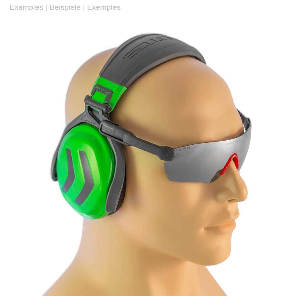 PROTOS® Headset grün und grau auf einem Kopfmodell getragen, kombiniert mit einer grauen Schutzbrille mit rotem Nasensteg