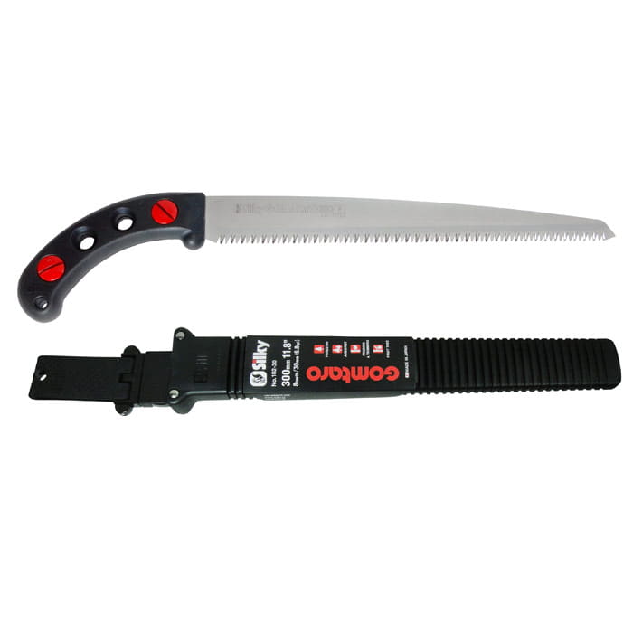 Säge Gomtaro 300-8 mit schwarzem Griff, roten Schrauben und gezahnter Klinge, dazu eine schwarze Kunststoffscheide mit roter Aufschrift Gomtaro und weißer Marke Silky