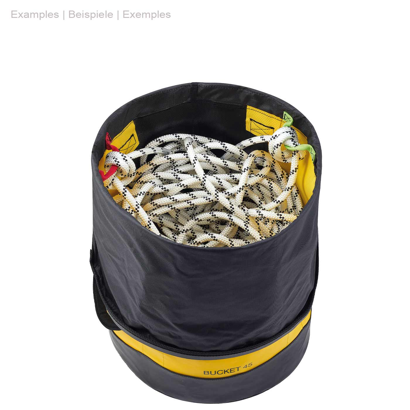 Runder gelber und schwarzer Petzl Bucket 45 mit offenem schwarzen Kordelverschluss oben, gefüllt mit einem weißen Kletterseil mit schwarzen Punkten