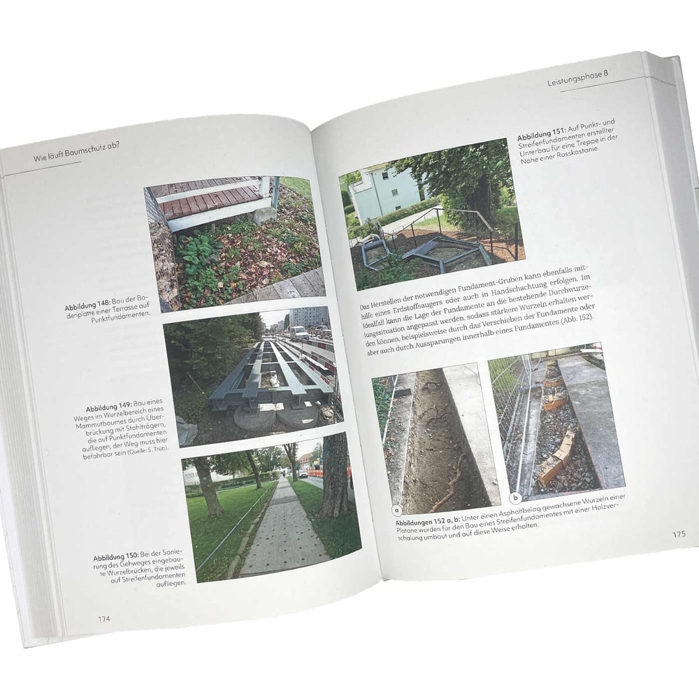 Geöffnetes Praxishandbuch Bäume und Baustellen, zwei Seiten mit Text und sechs Fotos von Bauarbeiten und Baumwurzel-Schutzmaßnahmen auf den Seiten 174 und 175