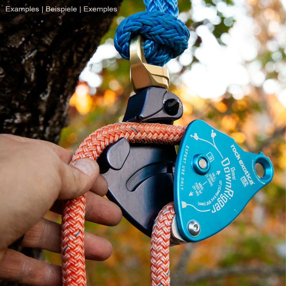 Rock Exotica Omni DownRigger in Blau mit orangefarbenem Seil, eine Hand hält das Seil, Hersteller Rock Exotica, Typ DownRigger