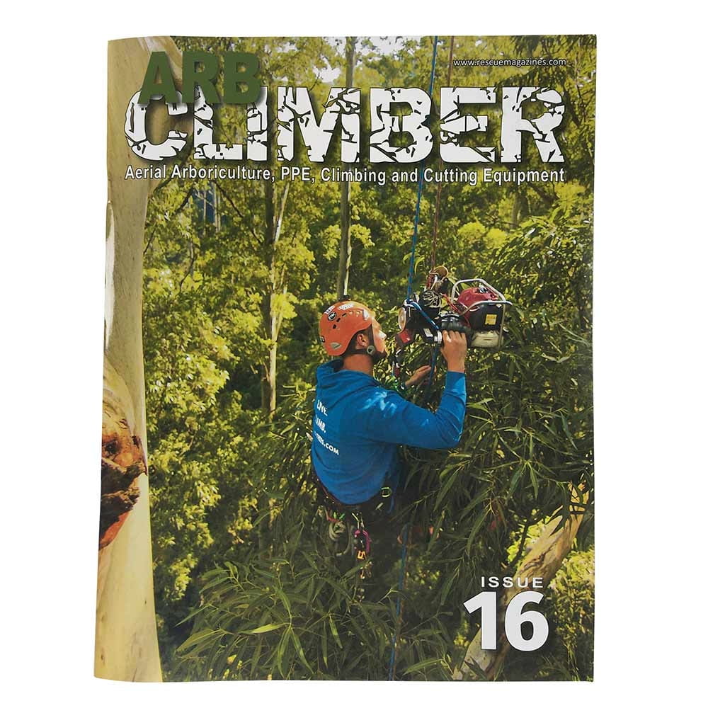 Arb Climber No. 16 Magazin mit einem Kletterer in blauer Jacke und orangefarbenem Helm, der an einem Baum mit Seilen arbeitet