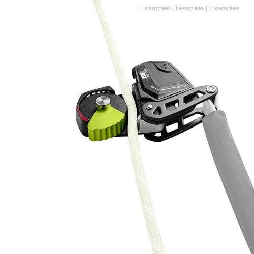 Edelrid Fuse in Schwarz mit grünem Hebel, durch den ein weißes Seil geführt ist, mit grauem Seilschutz auf weißem Hintergrund