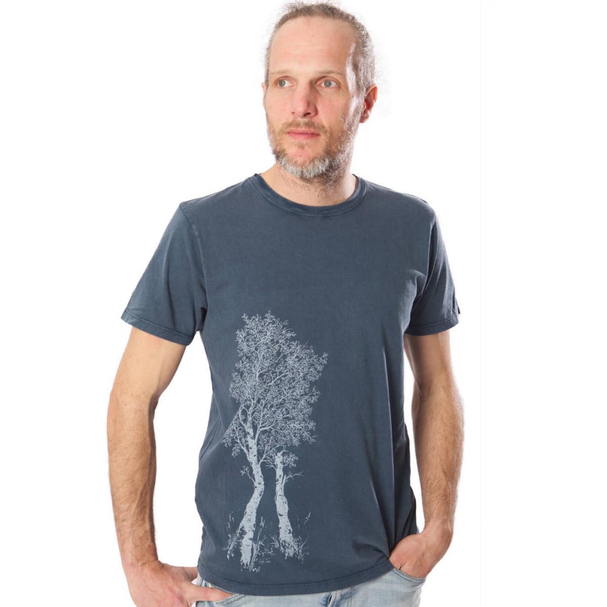 Mann trägt ein dunkelblaues Birch Tree T-Shirt mit weißem Baum-Motiv auf der linken Vorderseite