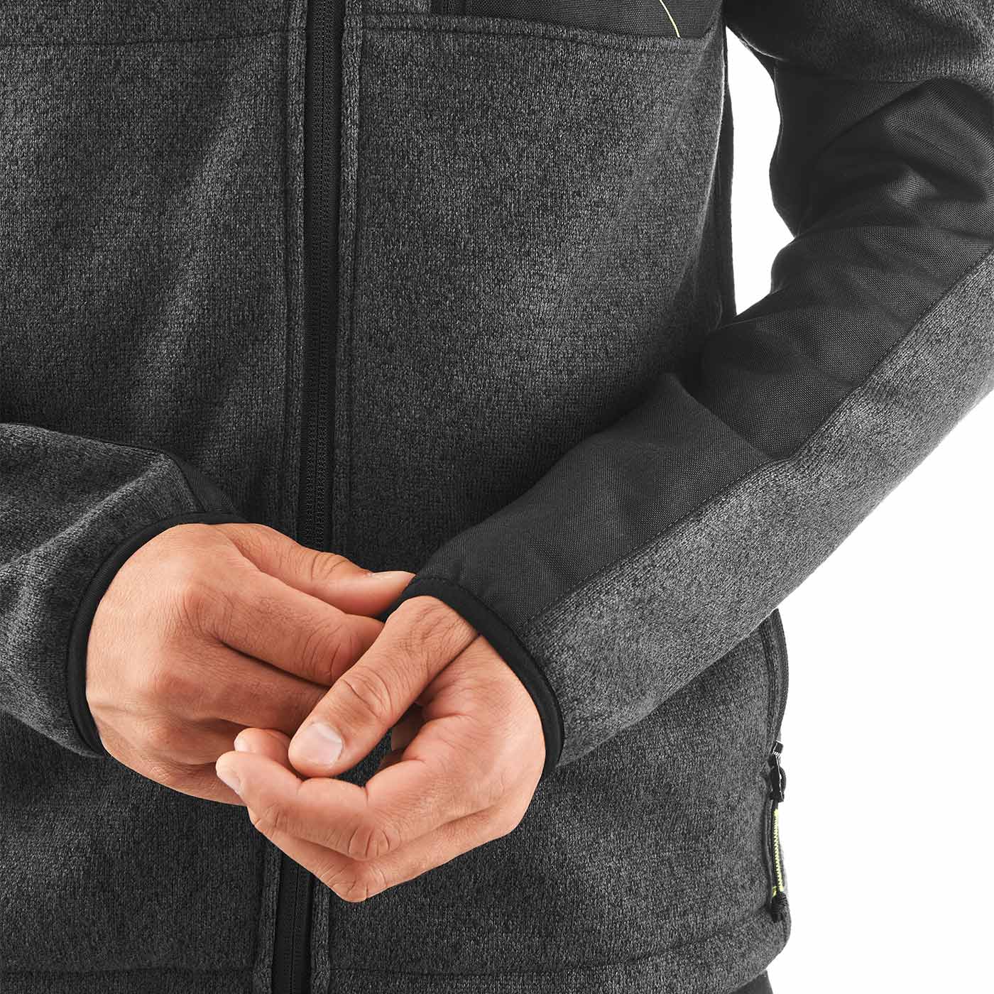 Detailansicht der Mylodon Jacket Ärmel mit Daumenloch und Händen, dunkelgrau mit schwarzen Einsätzen