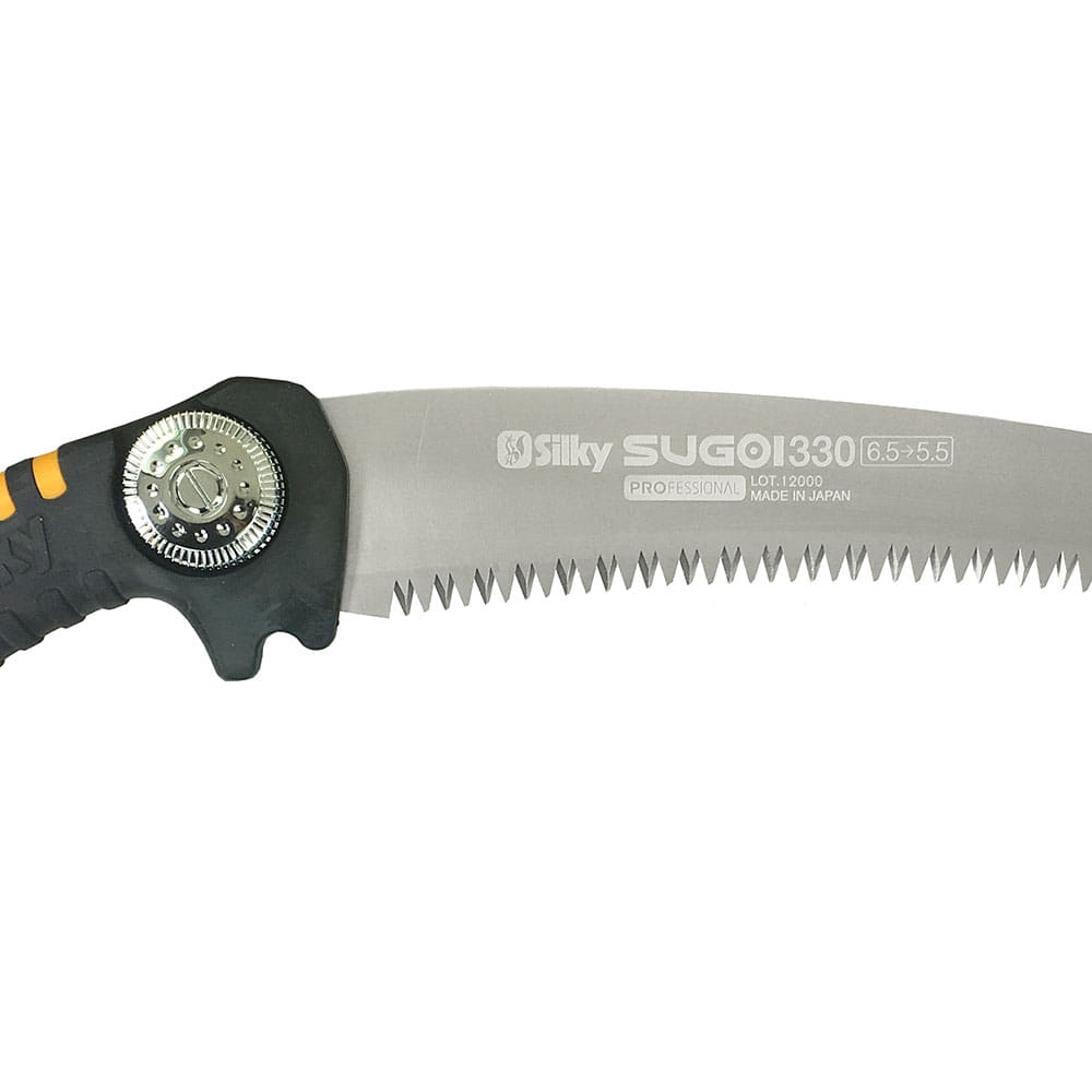 Nahaufnahme des gebogenen Sägeblatts der Silky Sugoi 330-6.5-5.5 Handsäge mit sichtbarem Hersteller- und Modellaufdruck