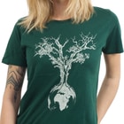Nahaufnahme des Weltenbaum Women T-Shirts in Dunkelgrün mit detailliertem weißem Baum- und Erdkugel-Print auf der Vorderseite