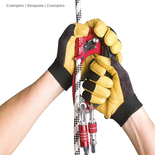 Rotes und schwarzes CAMP Turbohand Pro L Klettersteig-Handschuhgerät, gehalten von zwei Händen mit gelben Arbeitshandschuhen, durch das Gerät verläuft ein weiß-schwarzes Seil