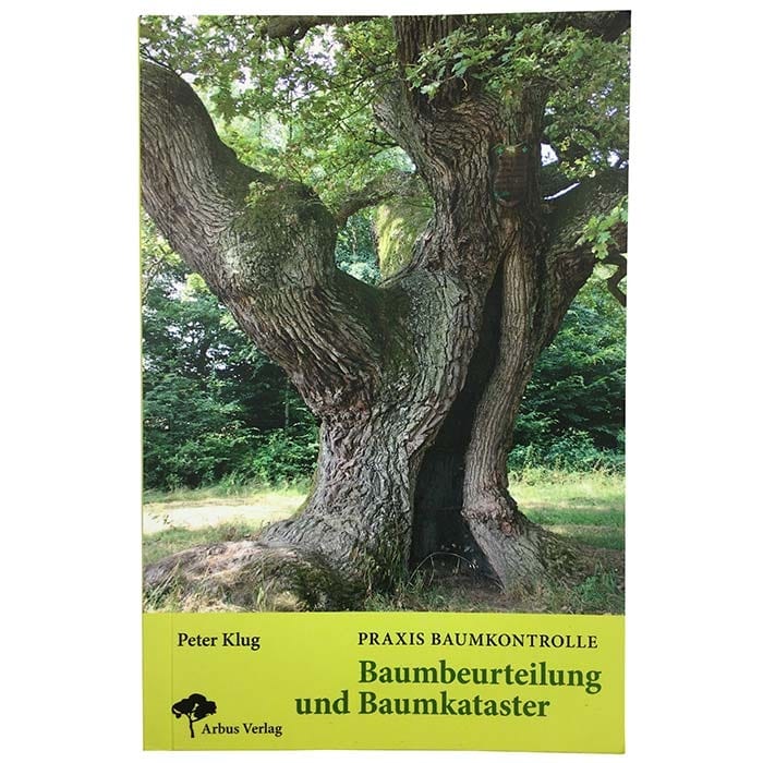 Baumbeurteilung und Baumkataster von Peter Klug, Buchcover mit altem Baumstamm und grünem Schriftfeld unten, Arbus Verlag