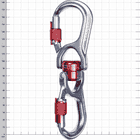 Enigma 3Lock Double von CAMP, silberner Karabiner mit roten Schraubverschlüssen und drehbarem Mittelteil, auf kariertem Hintergrund