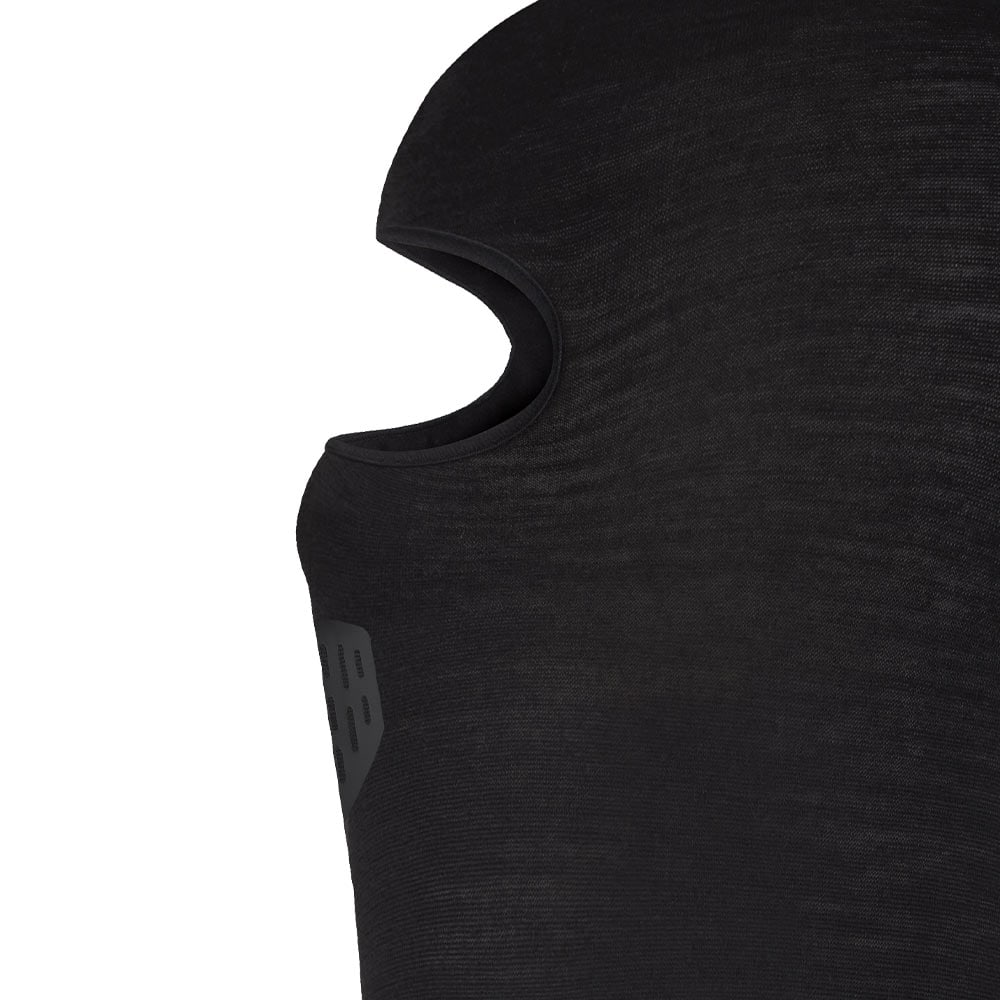Detailansicht der schwarzen Balaclava Merino von Buff mit Gesichtsöffnung und strukturiertem Material
