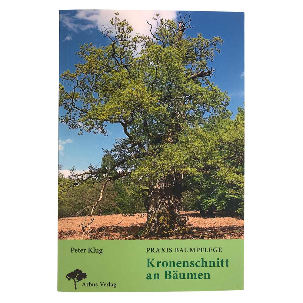 Buch "Kronenschnitt an Bäumen" von Peter Klug, Verlag Arbus, mit einem großen Baum vor blauem Himmel auf dem Cover