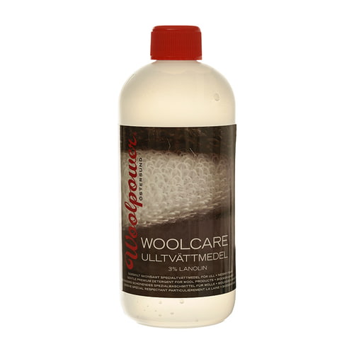 Woolpower Woolcare Ulltvättmedel Wollwaschmittel 3% Lanolin 500 ml mit rotem Schraubverschluss und schwarzem Etikett mit rotem und weißem Text