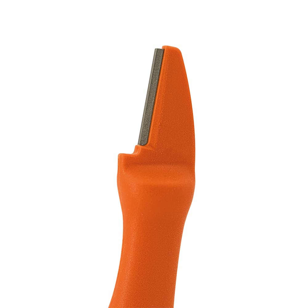 Nahaufnahme der Klingenschärfer-Spitze in orange mit sichtbarer Schleiffläche
