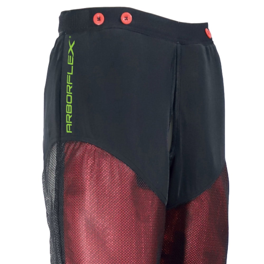 Nahaufnahme der oberen Hälfte der Arborflex Base A Hose in Schwarz und Rot mit grüner Aufschrift "ARBORFLEX" und roten Knöpfen am Bund