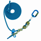hipSTAR Glide 11,5 blaues Seil aufgerollt mit zwei blauen Karabinern und Metallöse, umwickelt mit grün-gelbem Seil