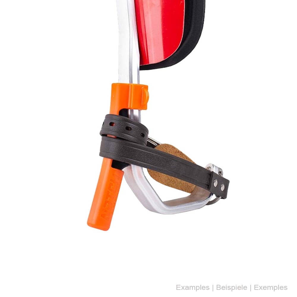 Orangefarbene Gaff Guardian II Schutzkappe von Notch an einem Metallstiel mit schwarzem Gurt befestigt