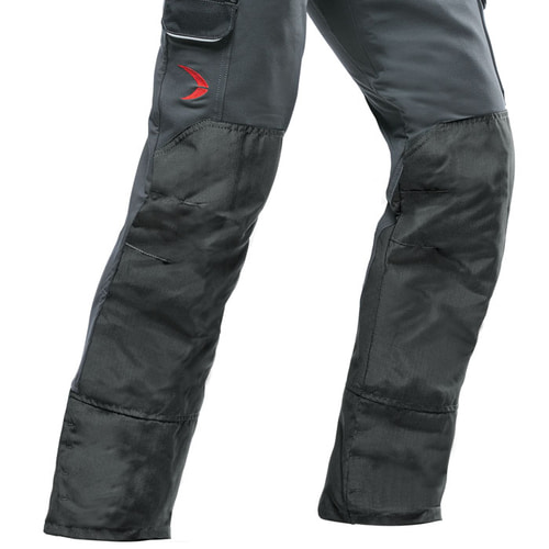 Nahaufnahme der Arborist Schnittschutzhose in Grau und Schwarz, Fokus auf die verstärkten Kniebereiche und Taschen