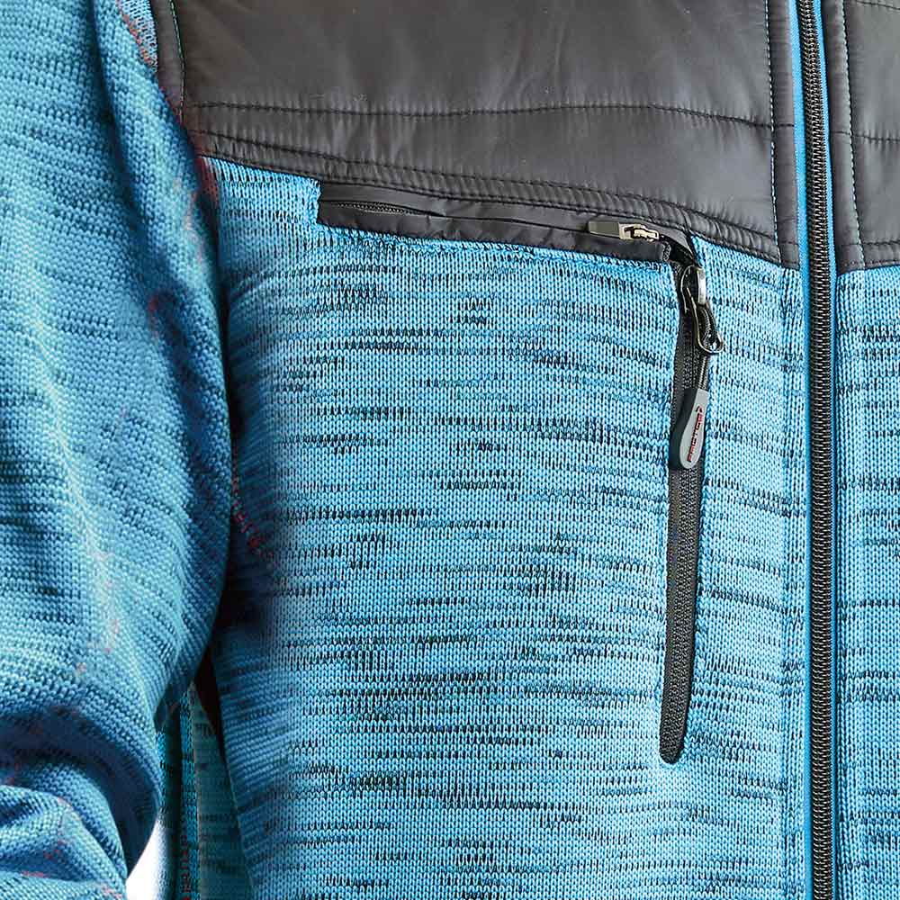 Nahaufnahme der hellblauen Inuit Winterjacke mit Reißverschluss an der Brusttasche