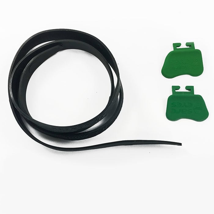Mesh-Goggles Kopfband, schwarzes elastisches Band zusammengerollt, daneben zwei grüne Kunststoffteile