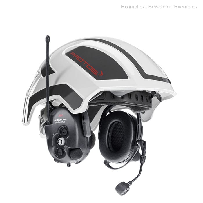 Weißer PROTOS® Helm mit schwarzem und rotem Schriftzug, montiertem schwarzen Kommunikationskopfstück mit Mikrofon und Antenne