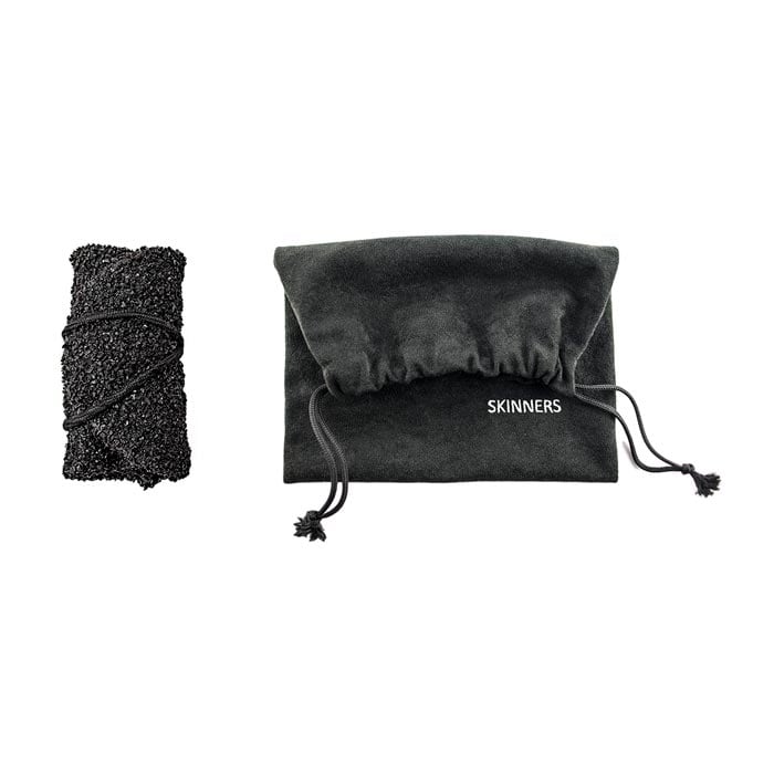 Skinners schwarze zusammengefaltete Socke neben schwarzem Beutel mit Kordelzug und weißem Schriftzug Skinners