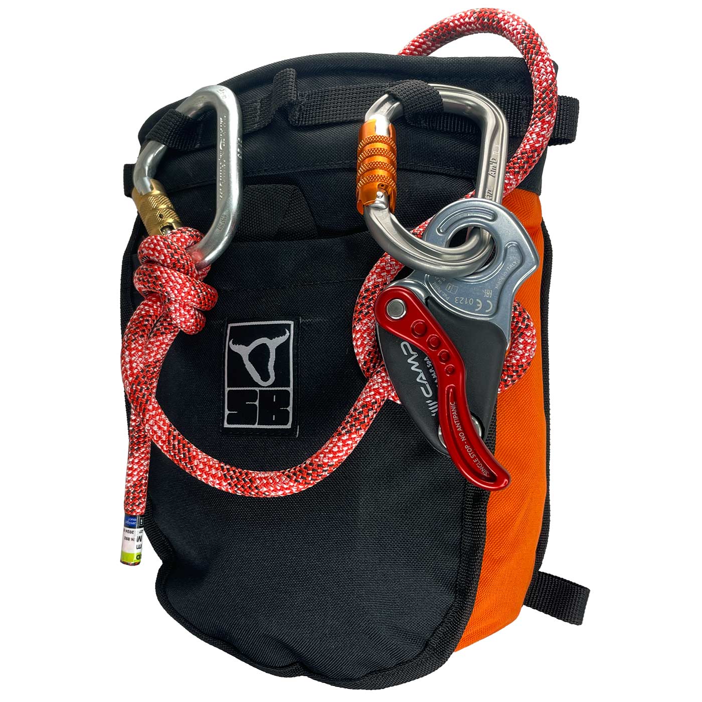 Rescue Druid Dynamic, schwarzer und oranger Beutel mit rotem Kletterseil und zwei Karabinern, eines mit goldenem Verschluss und eines mit orangefarbenem Verschluss, an einem Karabiner ist ein grauer Sicherungsmechanismus mit rotem Hebel befestigt