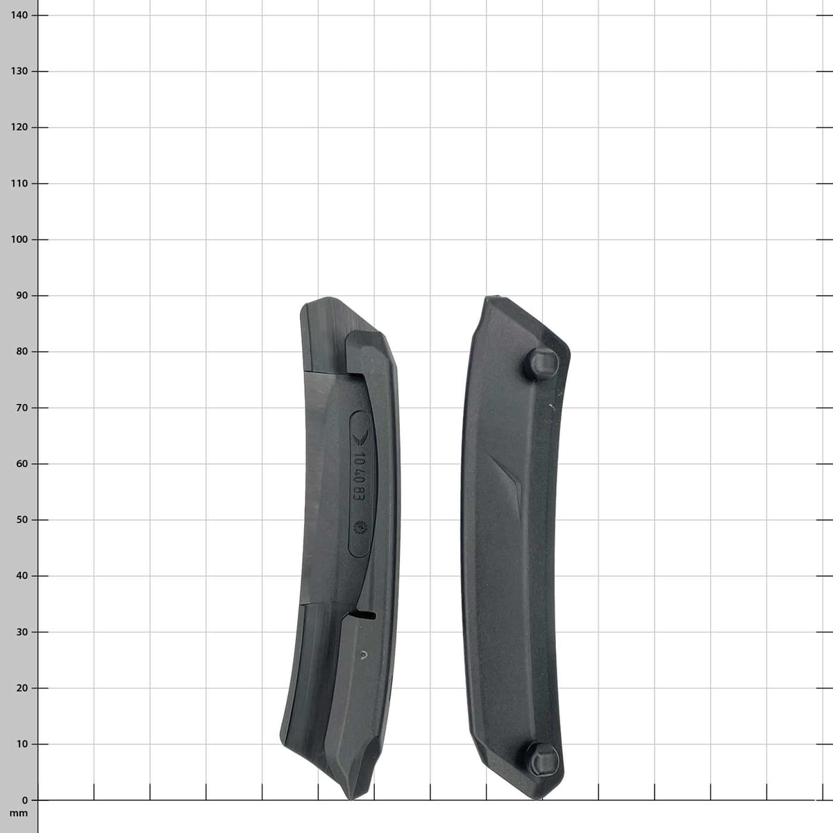 PROTOS® Clip-On Clear Haltezapfen, zwei schwarze Haltezapfen aus Kunststoff, einer zeigt die Rückseite mit einer kleinen Einkerbung, der andere die Vorderseite mit zwei kleinen runden Erhebungen