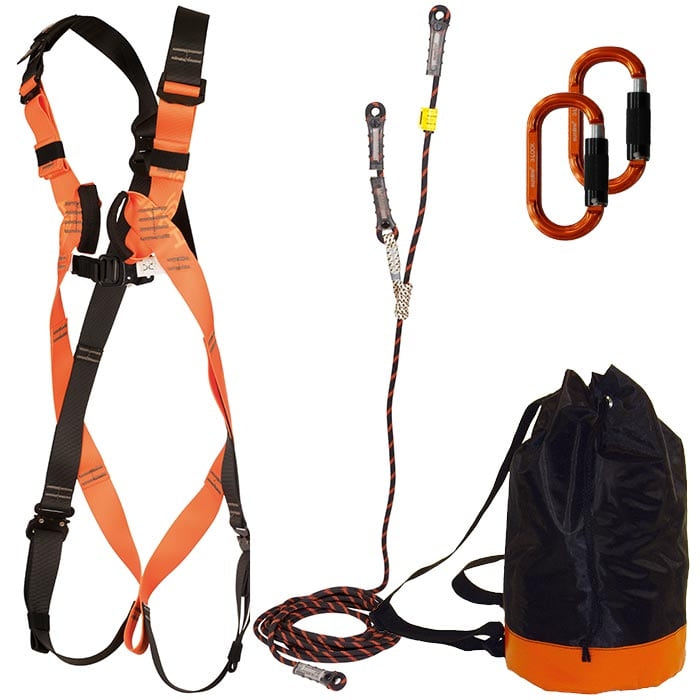 Fossy Set Uni 2, orange-schwarzes Ausrüstungsset Absturzsicherung mit Gurten und Schnallen, dazu ein schwarzer Beutel mit orangefarbenem Boden und zwei orangefarbene Karabiner
