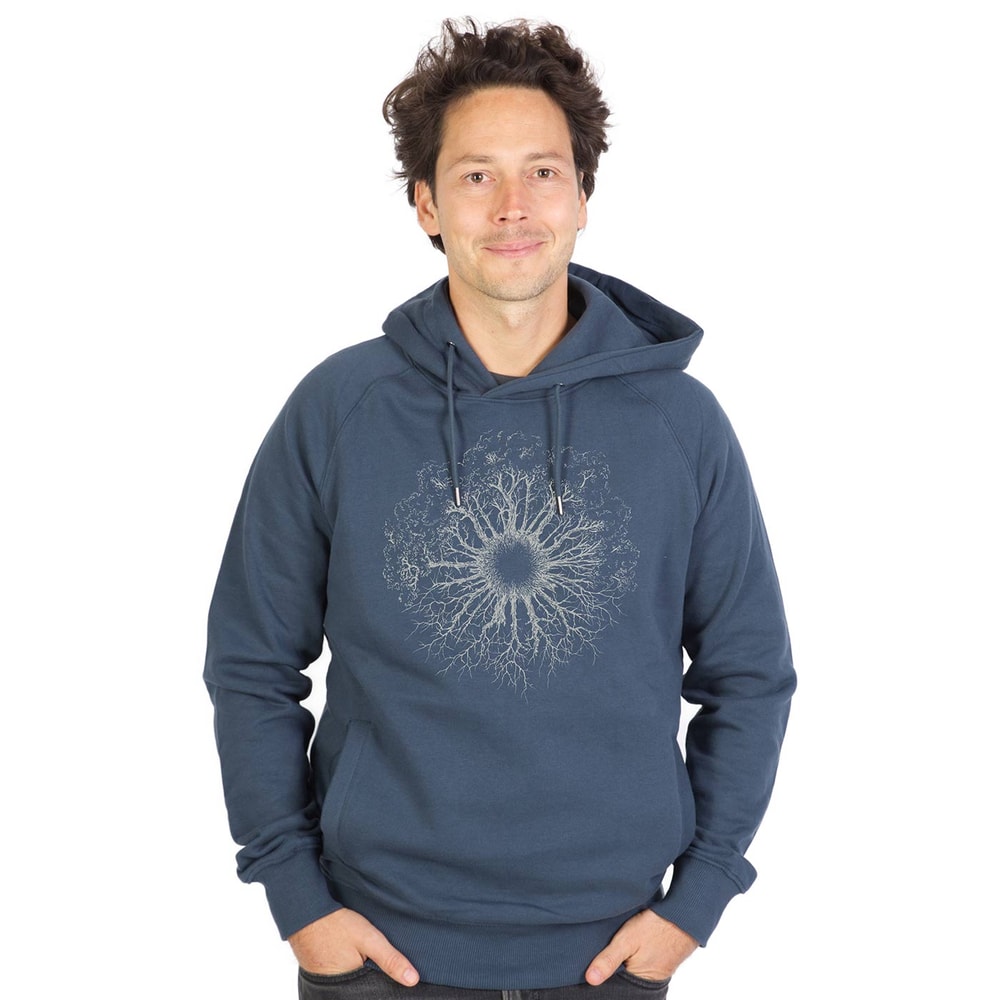 Ein Mann trägt einen blauen Wooden Iris Hoodie mit Kapuze und einem weißen, baumwurzelartigen Muster auf der Brust.