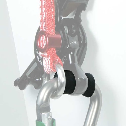 SpiderJack Fixiergummi, schwarzer Gummiring zwischen Metallkarabiner und Seil an einem Klettergerät