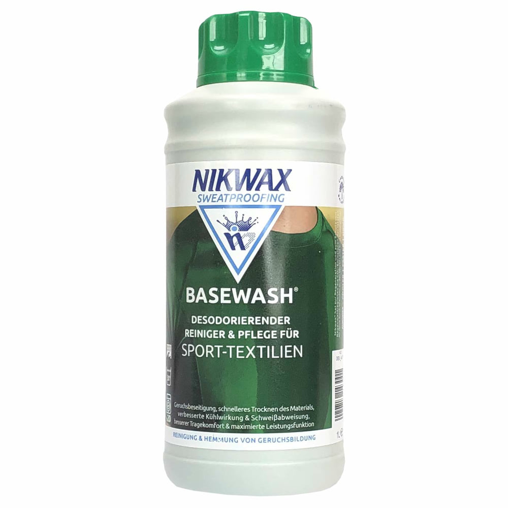 Nikwax Basewash Flasche mit grünem Deckel, weißem Körper und grünem Etikett, auf dem steht „Desodorierender Reiniger & Pflege für Sport-Textilien“