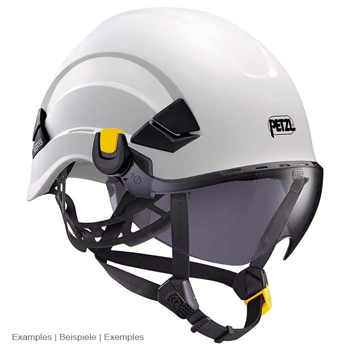 Weißer Petzl Vertex Helm mit grauem Vizir Shadow und gelben Clips, schwarzem Kinnriemen und Befestigungselementen