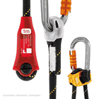 Nahaufnahme des roten Teils mit Aufschrift "Progress Adjust 1m" am schwarzen Seil mit gelben Punkten, daneben ein silberner Karabiner und das gelbe Metallgerät mit schwarzem Seil und Karabiner